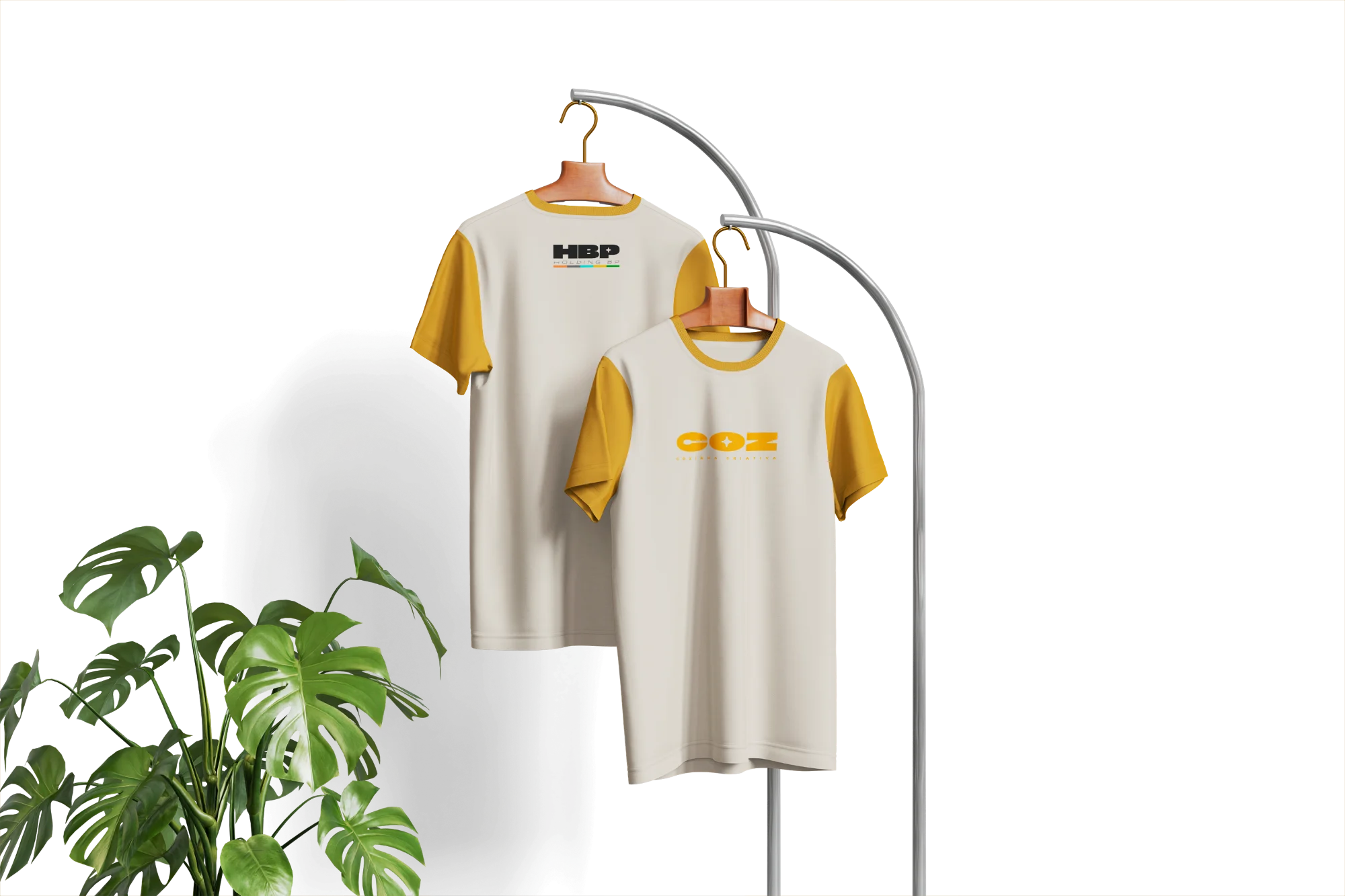 Camisetas COZ e Holding BP em cabideiro, mangas em açafrão