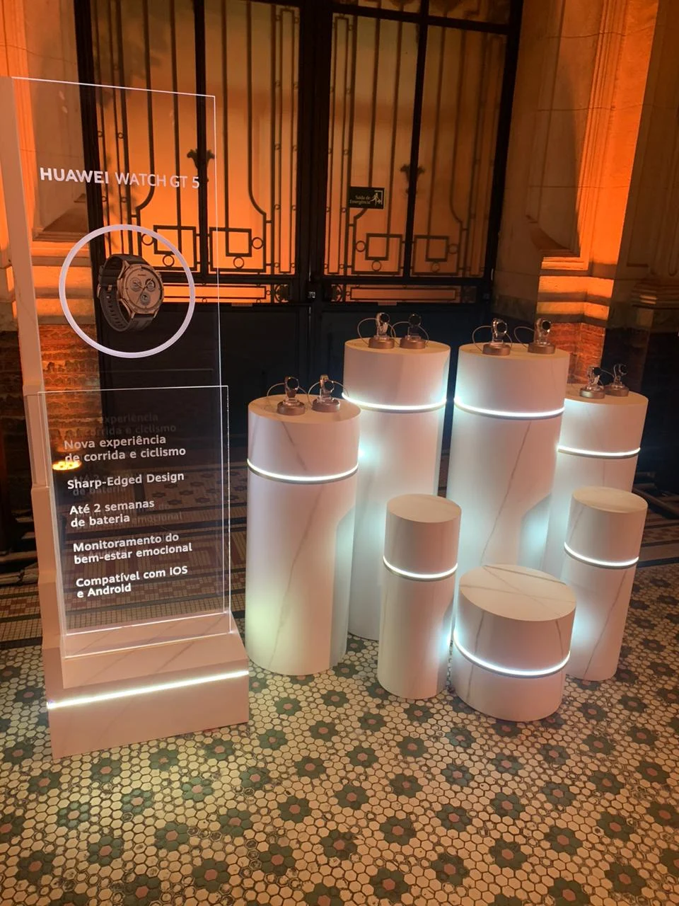 Pedestais de mármore iluminados com o Watch GT5 em exposição