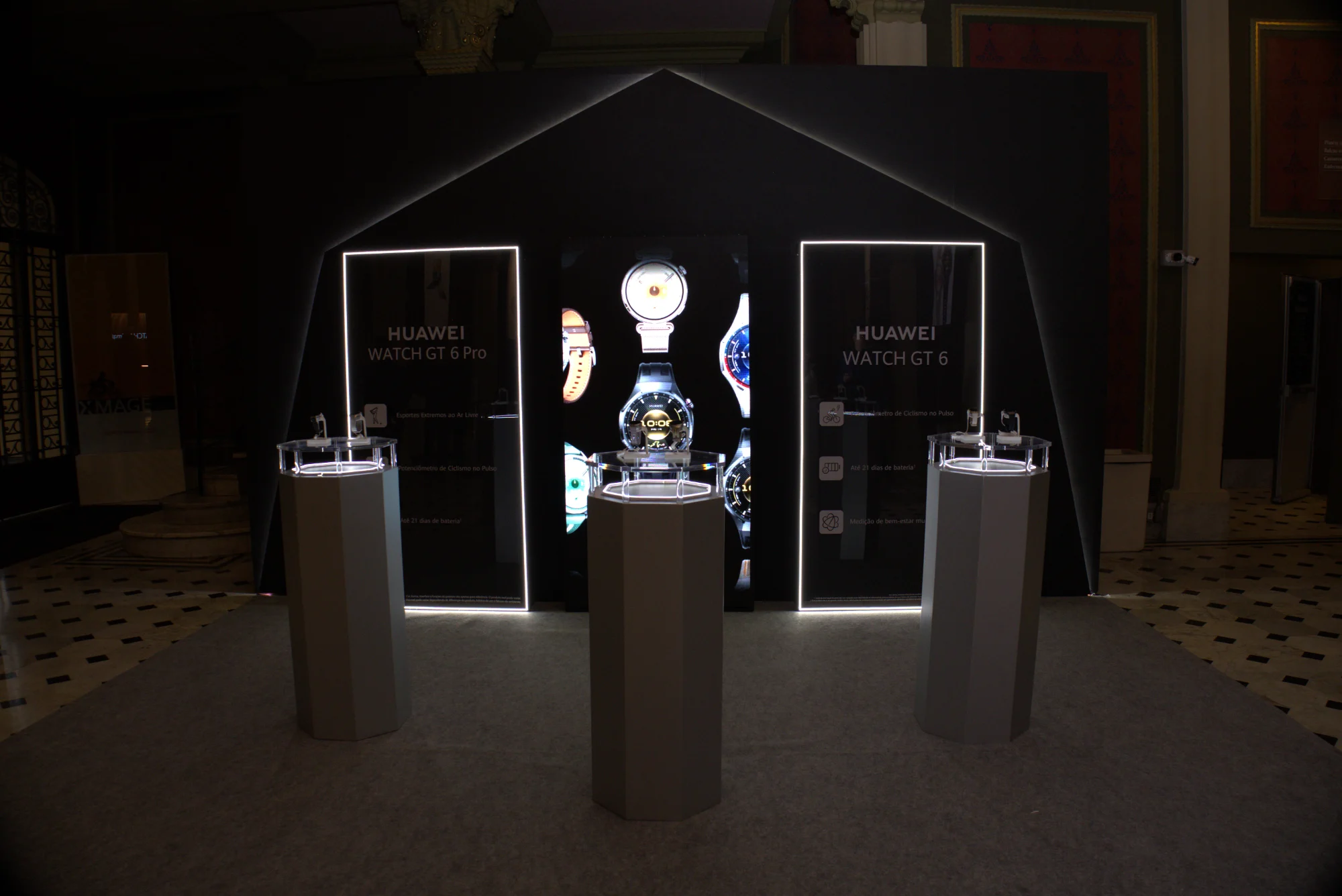 Expositor principal facetado do lançamento Huawei no Teatro Renault