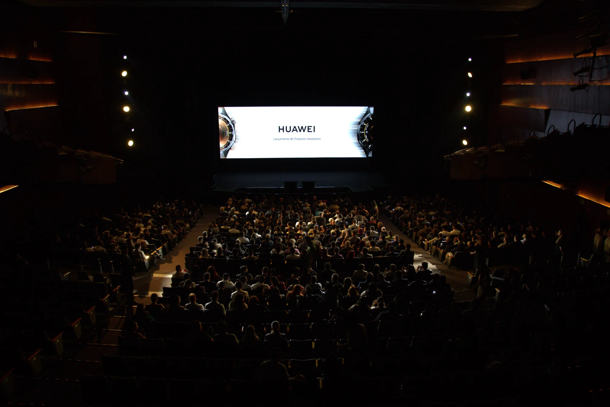 Plateia lotada do Teatro Renault diante da tela de abertura do lançamento