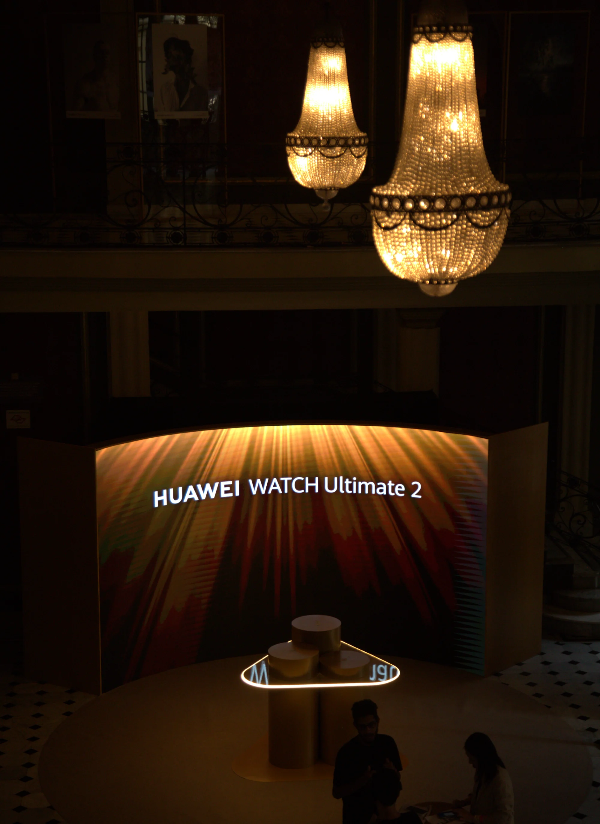 Painel de LED curvo do Watch Ultimate 2 sob os lustres do teatro
