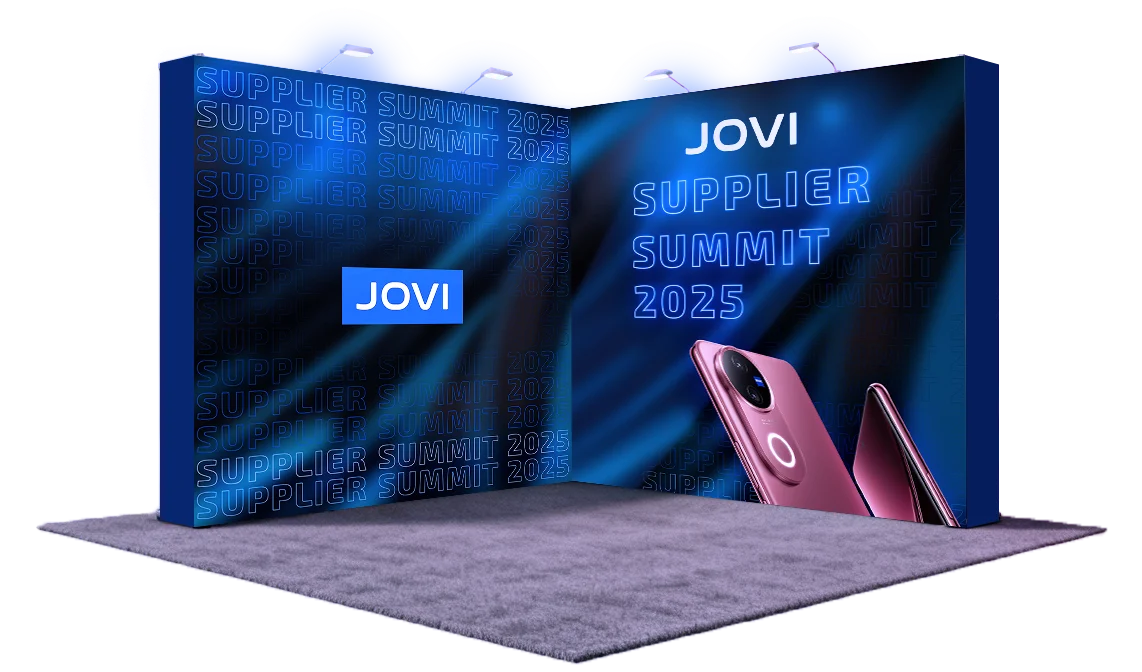 Render do backdrop de photobooth com key visual e repetição do nome do evento